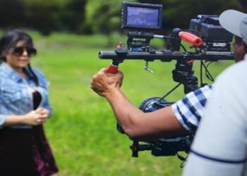 Actress Sehnoor shares a BTS picture from the sets of ‘Girlfriend’