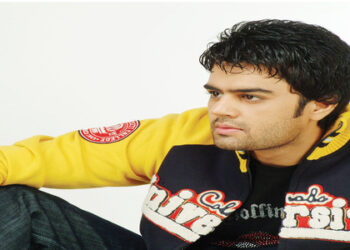 Actor Maniesh Paul gets honored with Wow award for the best host