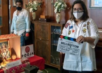 Puja Bhagnani gives the mahurat clap for ‘Bellbottom’