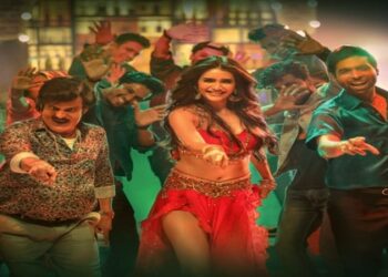 An unrecognizable Manoj and smashing Karishma get us grooving