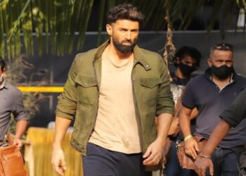 Aditya Roy Kapur and Sanjana Sanghi spotted in Juhu