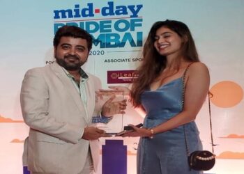 NGO founder Rakesh Kothari receives Pride of Mumbai Award 2020 from Puja Gupta
