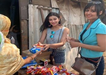 The cast of ALTBalaji’s Helllo Jee celebrate the success by spreading ‘Khushiyaan’