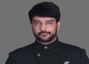 Kapil Khadiwala plays a virgin sex medical store owner in ASHLEEL