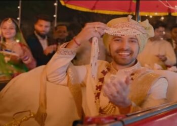 Vikrant Massey replicate the Ram Lakhan hook step and naagin dance moves